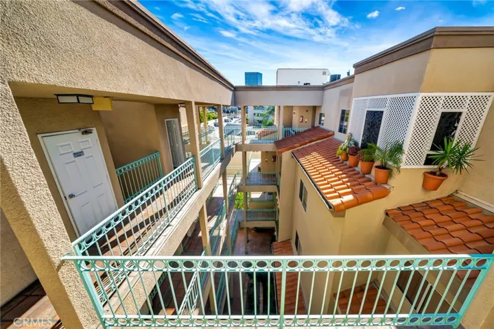 10626 Valley Spring Ln. 406, Toluca Lake, California 91602