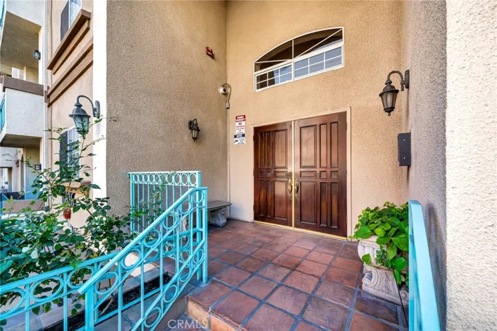 10626 Valley Spring Ln. 406, Toluca Lake, California 91602