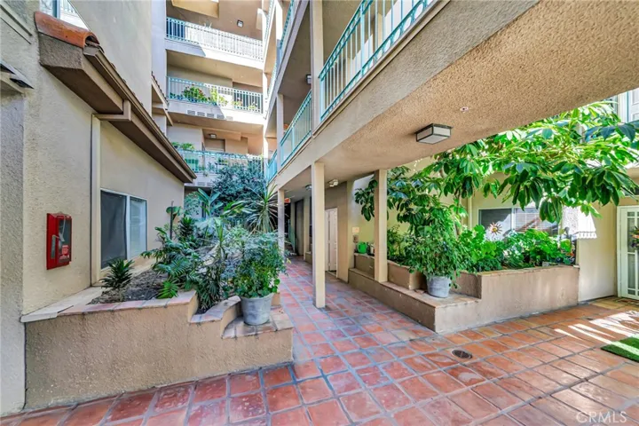 10626 Valley Spring Ln. 406, Toluca Lake, California 91602