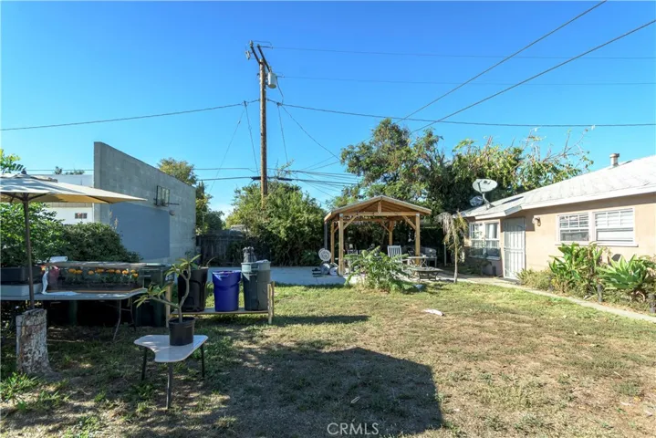 Yard of unit B