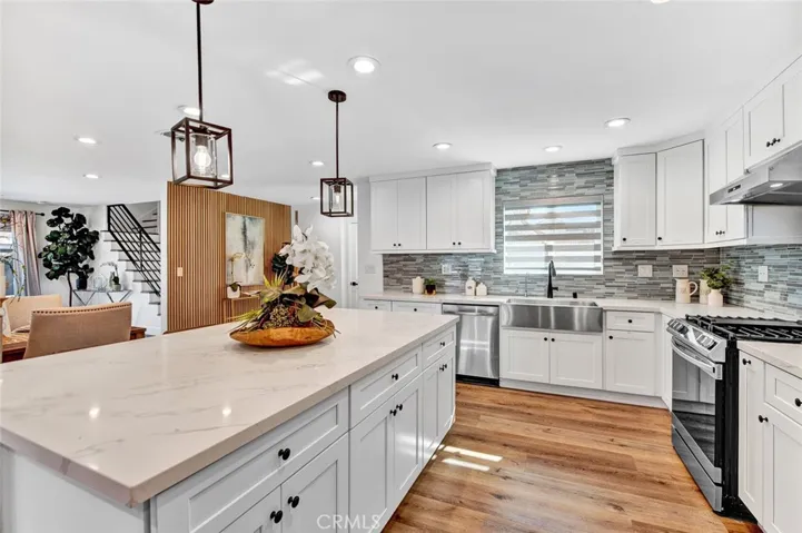 Beautiful Island Adjacent to family room, Perfect for Entertainment!