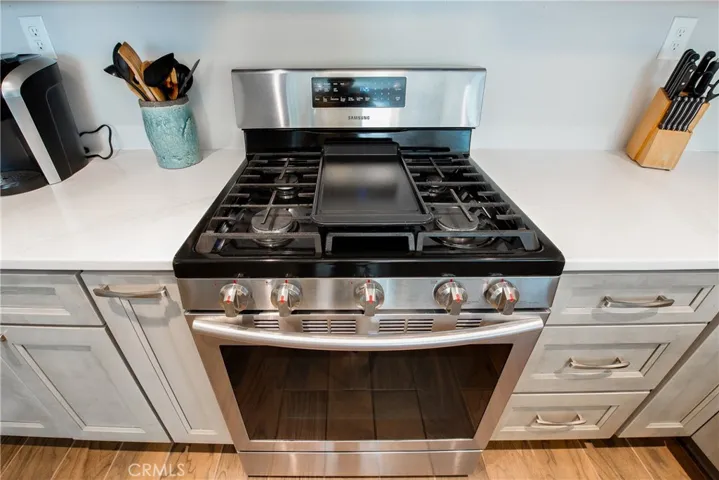 Enjoy cooking those meals on the stainless steel 5 burner gas range.