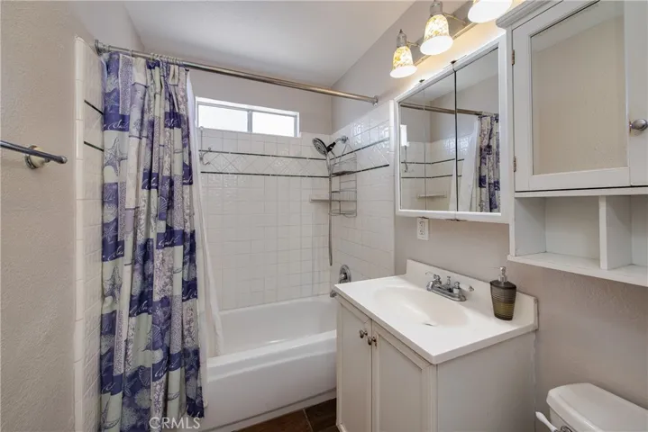 The spotless bathroom has a shower/bathtub combination and is in the center of the home.