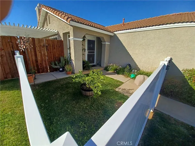 Vinyl fencing courtyard entry with gate. Security door and gate to sideyarrd also. Very clean and nice!