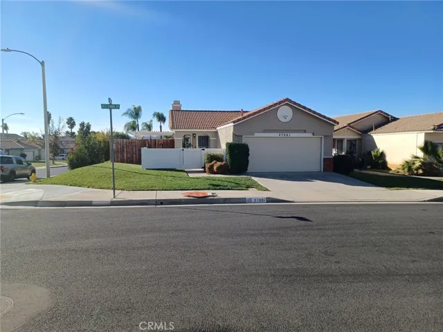 Beautiful very well maintained Hillpointe home. Private courtyard entry. Look how big the private enclosed sideyard is! New exterior paint within the last 5 years. Extra street parking on the side.