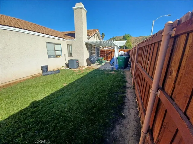 Big yard w/ newer fencing, note steel fence suppot poles.