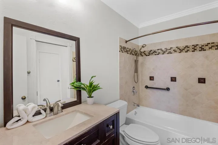 621 Palmbark St, Vista, California 92083