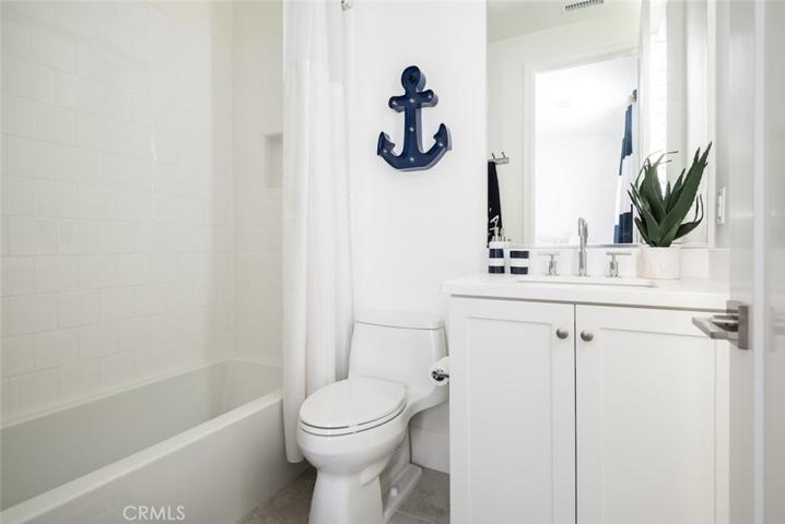 (Staged furniture & decoration for photos only)