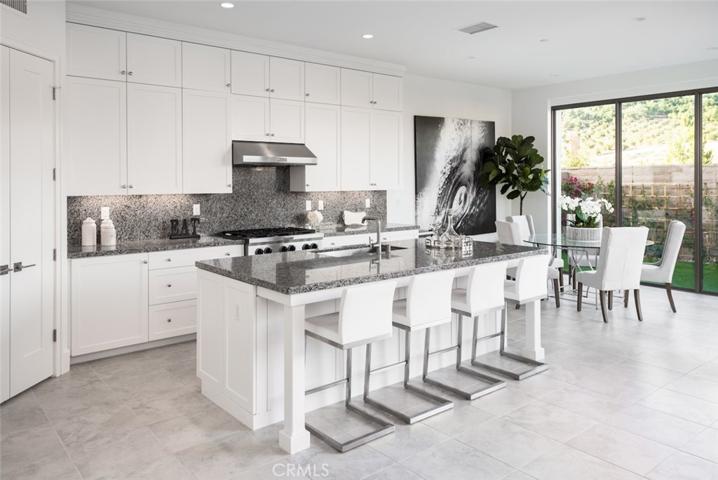 Kitchen (Staged furniture & decoration for photos only)