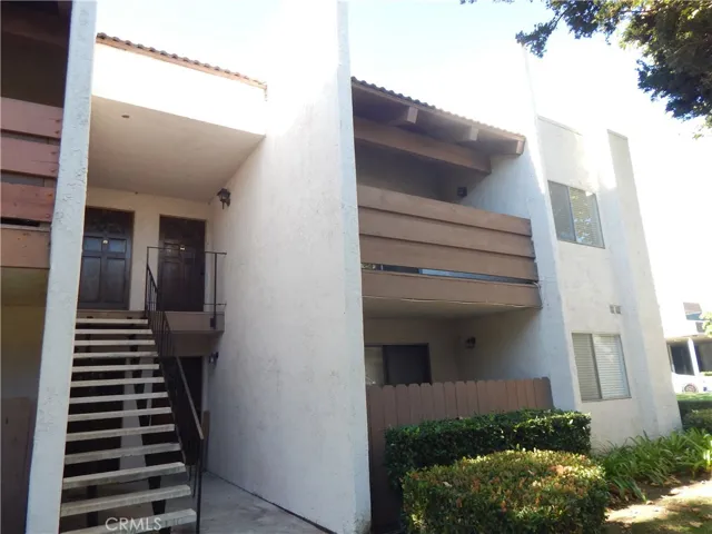 Quiet upper location end unit