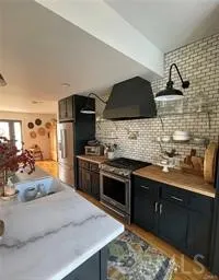 984 Grove Place, Costa Mesa, California 92627