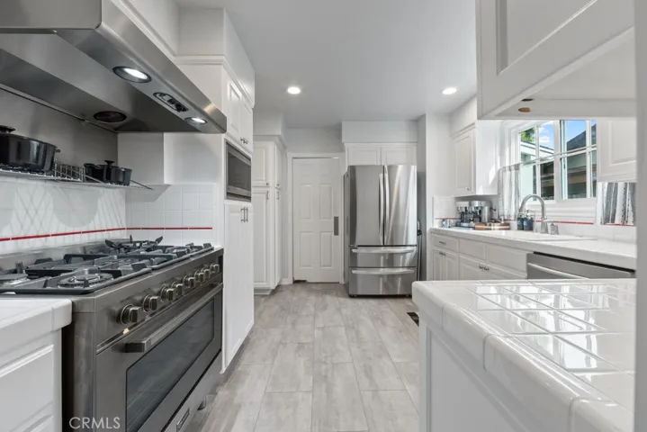 Beautiful kitchen with lots of counter space and ample storage