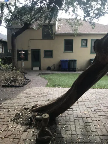 300 Oakes Dr., San Leandro, California 94577