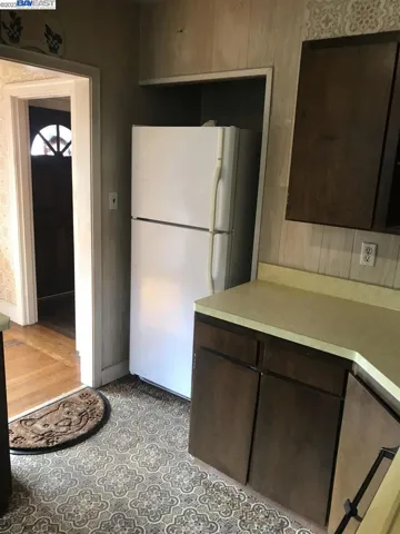 300 Oakes Dr., San Leandro, California 94577
