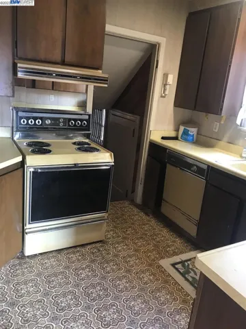 300 Oakes Dr., San Leandro, California 94577