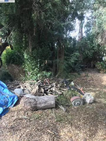 300 Oakes Dr., San Leandro, California 94577