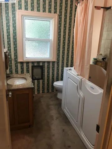 300 Oakes Dr., San Leandro, California 94577