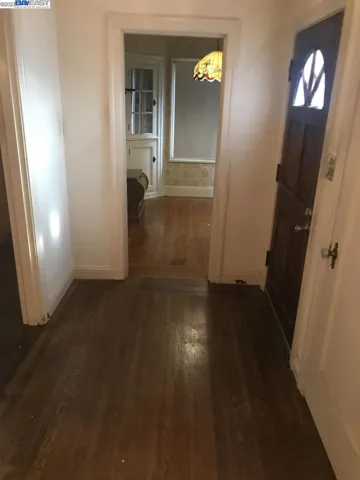 300 Oakes Dr., San Leandro, California 94577
