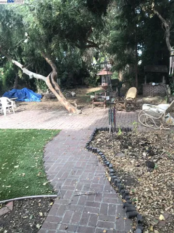 300 Oakes Dr., San Leandro, California 94577