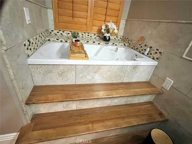 Bath tub