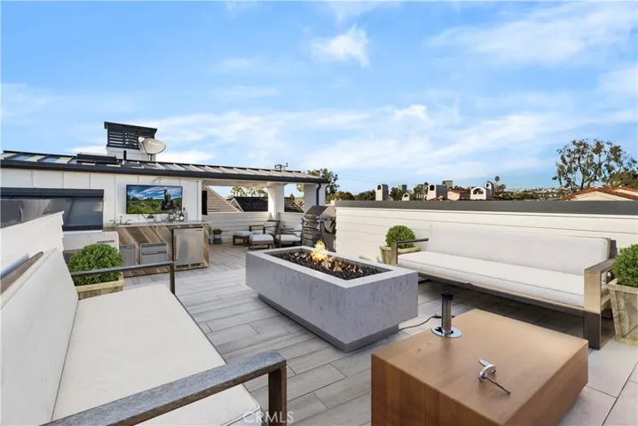 Expansive rooftop deck pure entertainment!