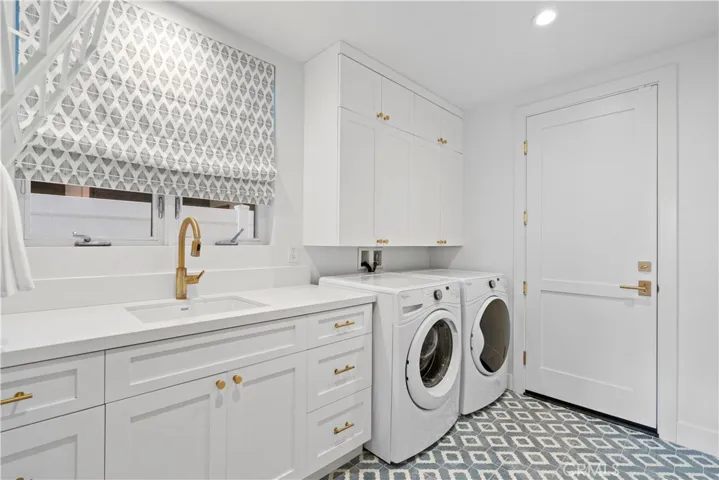 1st floor laundry off of garage
