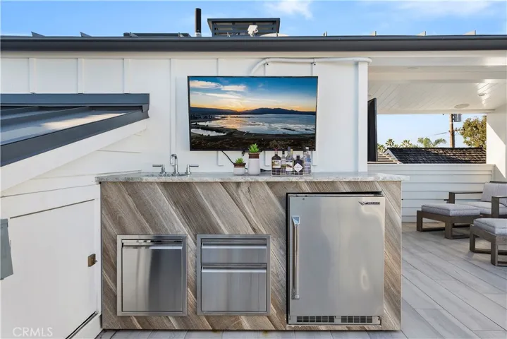 Wet bar and tv on rooftop
