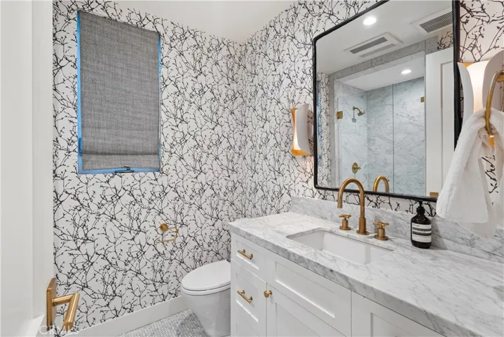 1st floor 3/4 bath