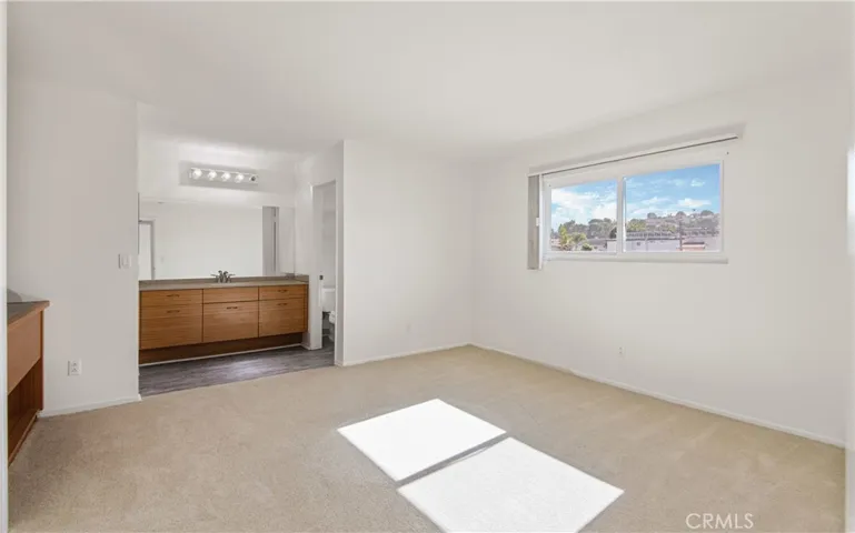 Spacious primary en suite bedroom