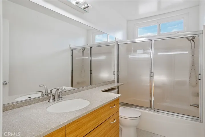 Hall full bathroom
