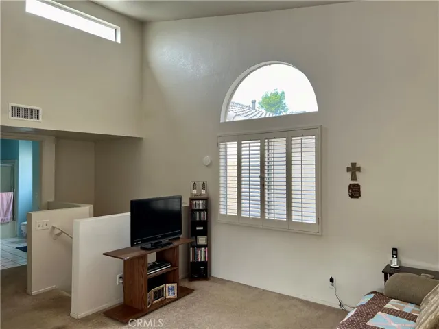 Living room with vaulted ceilings, very light/bright