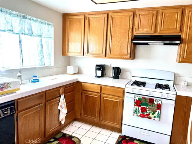 Newer gas stove, lots of cabinets