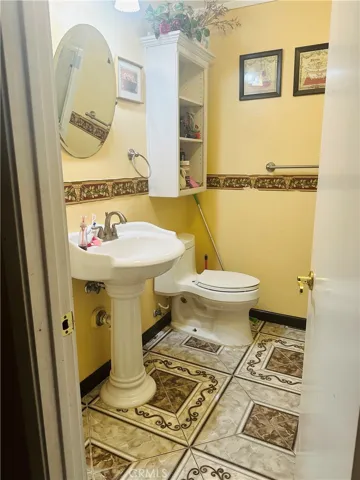 2nd bathroom with full tub & shower