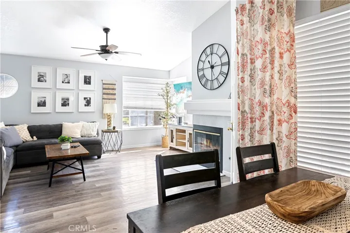 Open concept dingin living area.