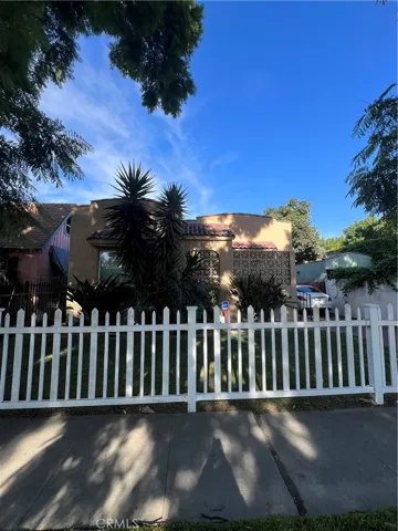 HOUSE SHOWING WHITE FENCE
