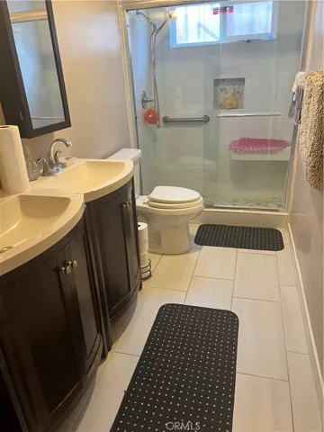 2nd Bathroom
