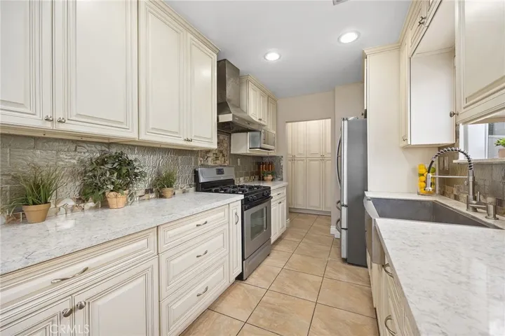Warm Tone Kitchen Cabinets