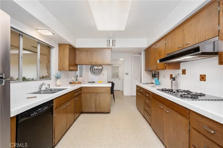 15963 Valley Wood Road, Sherman Oaks, California 91403