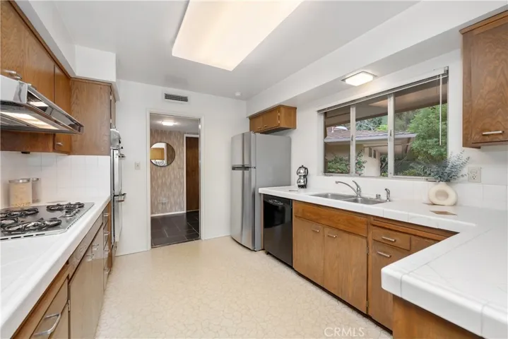15963 Valley Wood Road, Sherman Oaks, California 91403
