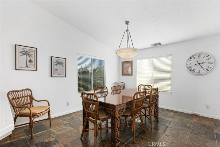 There is plenty of room for intimate dinner parties too!