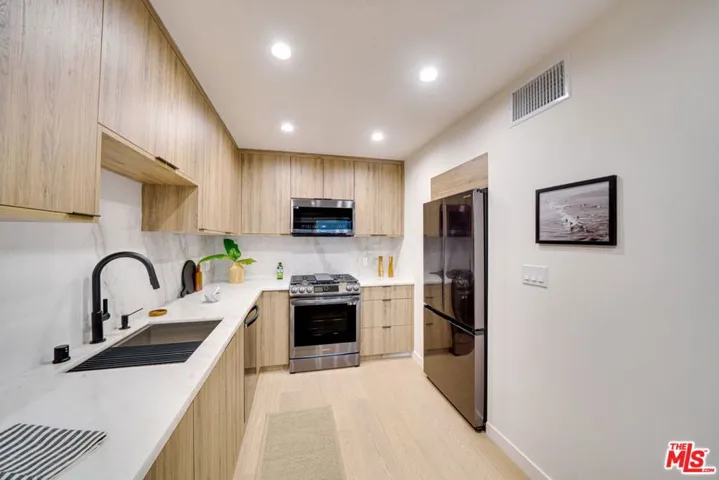 2520 Arizona Avenue 4, Santa Monica, California 90404