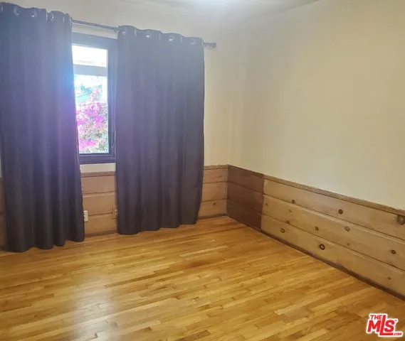 Den/Office/ Study Facing Glider Ave