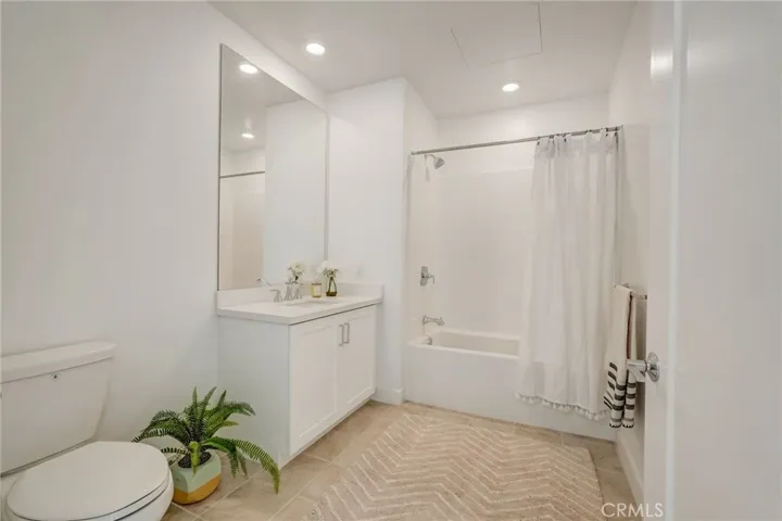 2nd bedroom en suite bath