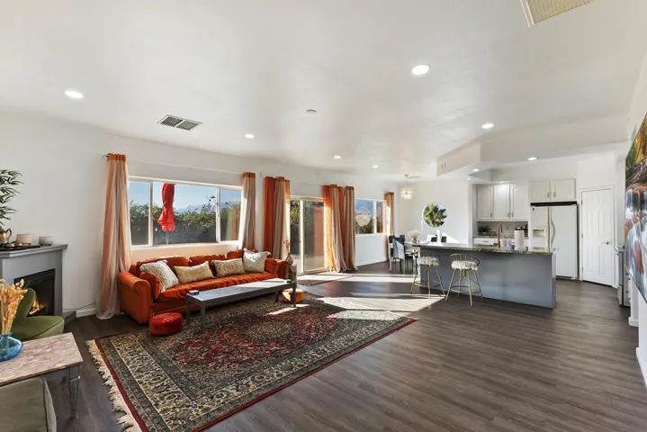 004_Living Room