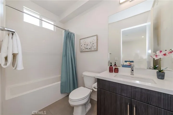 2nd bedroom ensuite bath.