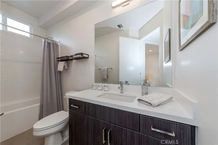 2nd floor bath, close to kitchen.