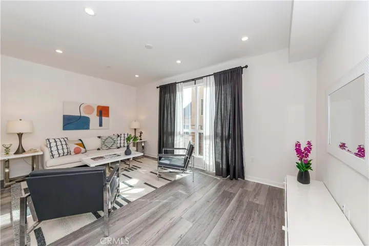 Stunning living area, room for large furniture.