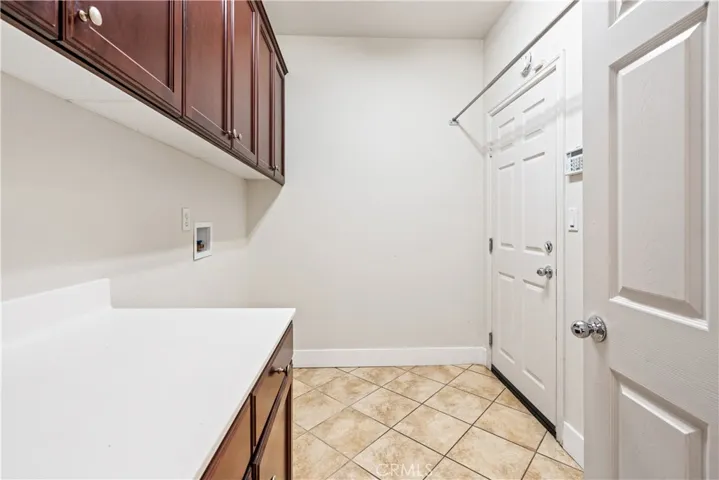 downstairs launrdy room