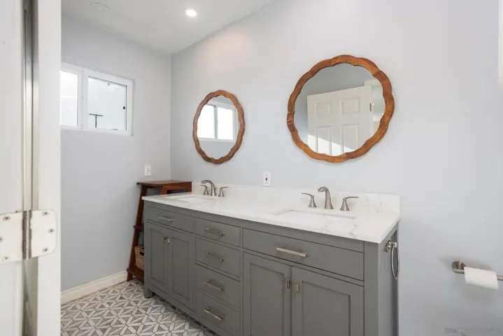 5331 Via Aquario, San Diego, California 92111