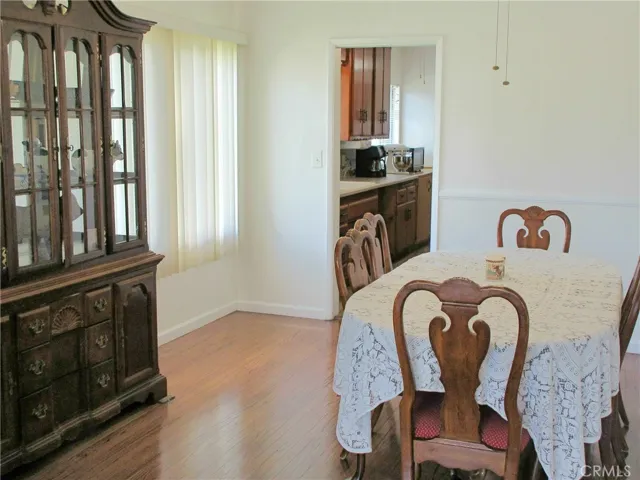 * Nice And Bright Dinning Area *